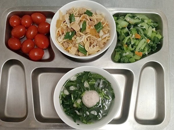肉燥拌拌麵+蔥香豆干+季節時蔬+青菜貢丸湯+四季水果圖片