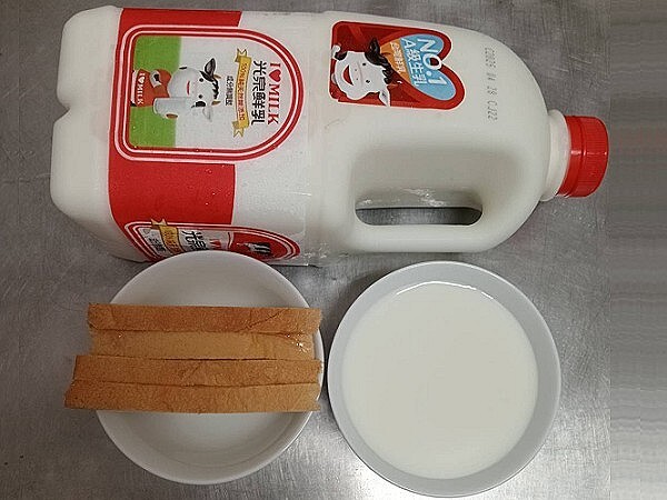 營養吐司+鮮奶圖片