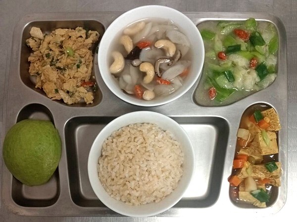 ★(營養糙米飯)+咖哩凍豆腐+枸杞蔥花蛋+季節時蔬+牛蒡腰果湯+四季水果圖片