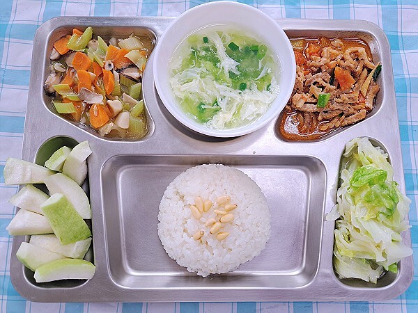 (香香松子飯)+茄汁肉柳+開陽西芹炒菇+季節時蔬+海菜蛋花湯+四季水果