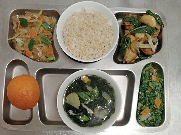 (小薏仁飯)+三杯雞+洋蔥炒肉絲+季節時蔬+薑絲海芽湯+四季水果圖片