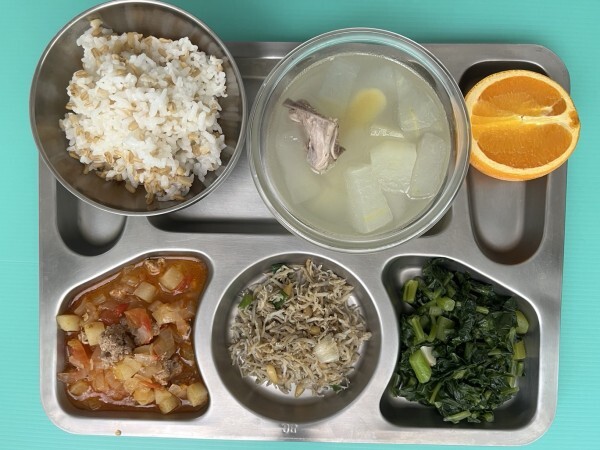 (燕麥飯)+松子吻仔魚+蕃茄肉醬+季節時蔬+冬瓜排骨湯+四季水果圖片