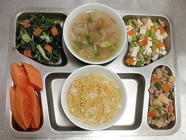 (健康小米飯)+馬鈴薯燉肉茸+毛豆燴豆腐+季節時蔬+鮮採菇菇湯+四季水果圖片