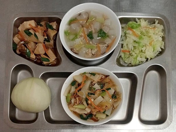 ★客家炒板條+五香豆干+季節時蔬+清香蘿蔔湯+四季水果圖片