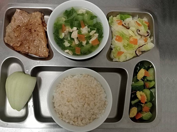 (營養糙米飯)+滷豬排+蝦皮三色蔬+季節時蔬+青菜嫩腐湯+四季水果圖片