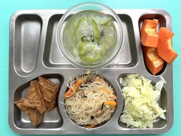 肉絲炒冬粉+滷油腐+季節時蔬+開陽絲瓜湯+四季水果圖片